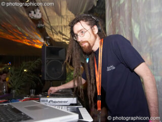 Slackbaba (Jonathan Smith) in the Liquid Records space at the Twisted Records Label Party. London, United Kingdom. © 2006 Photographicon