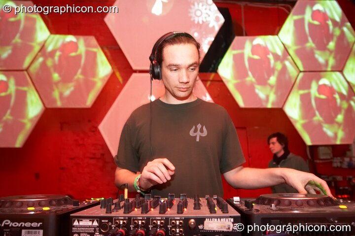 Morph (Liquid Records/Further Project) DJs on the Furthur Project & Crystal Yamantaka stage with visual projections by Magic Lantern and screen by Inside-Us-All at Alpha Omega. London, United Kingdom. © 2008 Photographicon