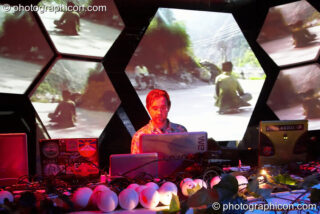 Inside-Us-All VJing on their hexagonal projection screens at The Synergy Project. London, United Kingdom. © 2005 Photographicon