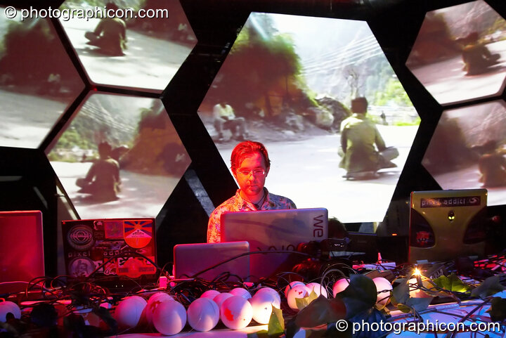 Inside-Us-All VJing on their hexagonal projection screens at The Synergy Project. London, United Kingdom. © 2005 Photographicon