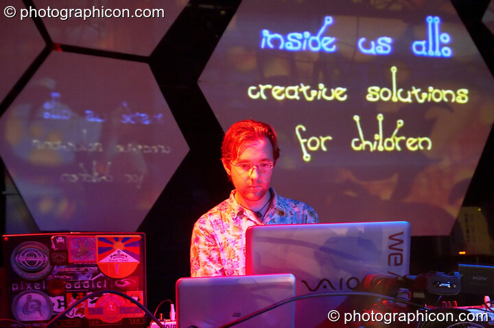 Inside-Us-All VJing on their hexagonal projection screens at The Synergy Project. London, United Kingdom. © 2005 Photographicon