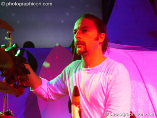 Etmo & friends on the Idspiral stage at The Synergy Project. London, United Kingdom. © 2005 Photographicon
