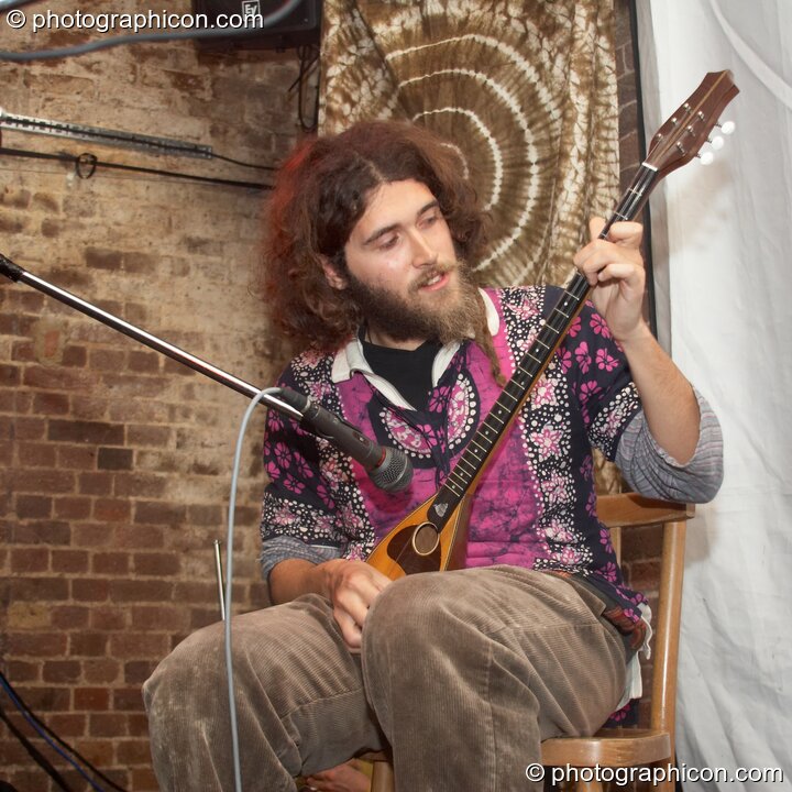 An improved jam streaming the conciousness of universal love in the The Tribal Voices space at The Synergy Project. London, United Kingdom. © 2006 Photographicon