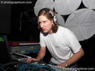 S>Range on the Liquid Connective / Inside us All stage at The Synergy Project. London, United Kingdom. © 2006 Photographicon