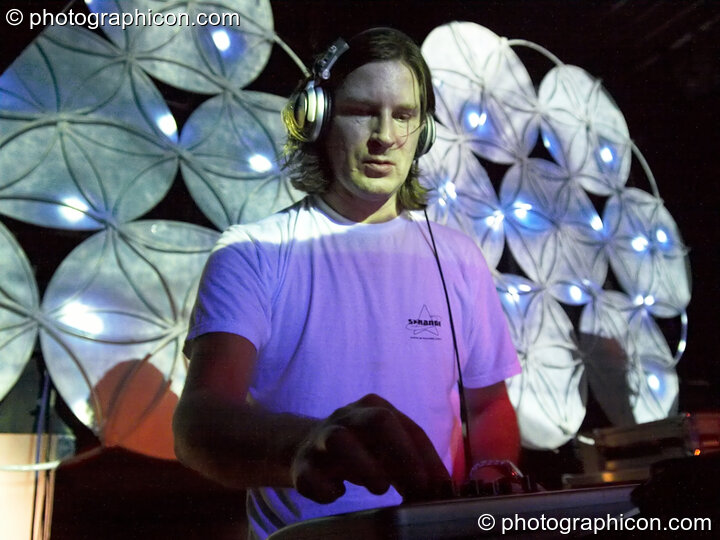 S>Range on the Liquid Connective / Inside us All stage at The Synergy Project. London, United Kingdom. © 2006 Photographicon