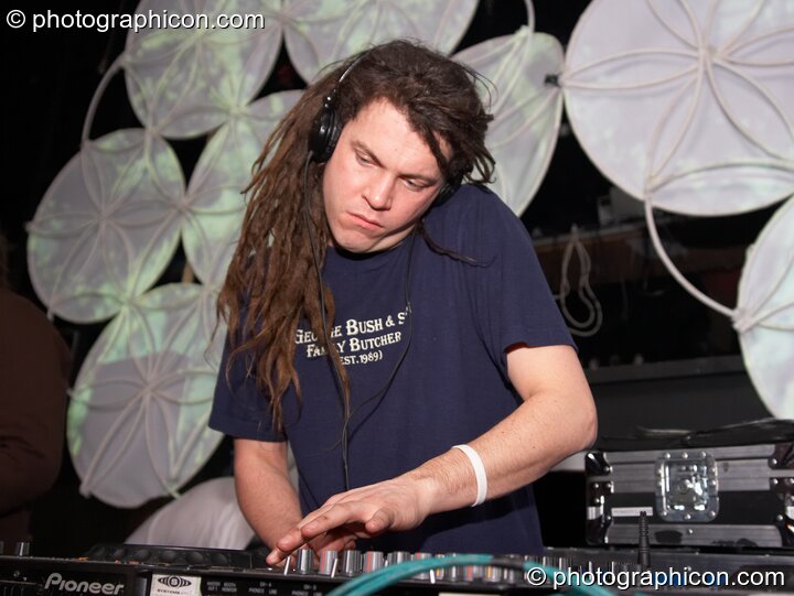 Liquid Ross on the Liquid Connective / Inside us All stage at The Synergy Project. London, United Kingdom. © 2006 Photographicon