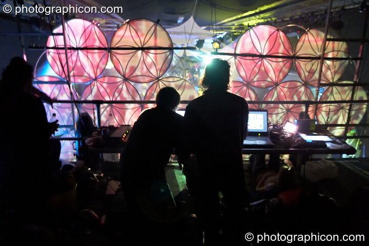 Inside us All work their visual wizardry at The Synergy Project. London, United Kingdom. © 2006 Photographicon