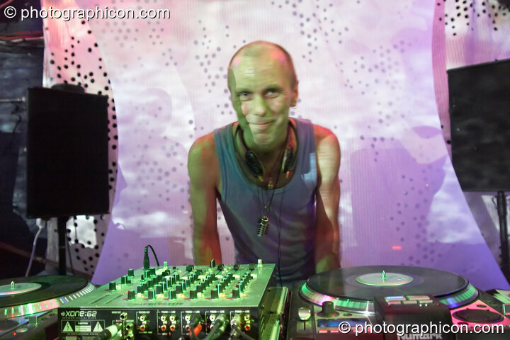 Pete Ardron in the BinglyBongly space at The Synergy Project. London, United Kingdom. © 2006 Photographicon