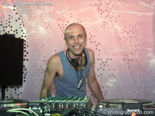 Pete Ardron in the BinglyBongly space at The Synergy Project. London, United Kingdom. © 2006 Photographicon