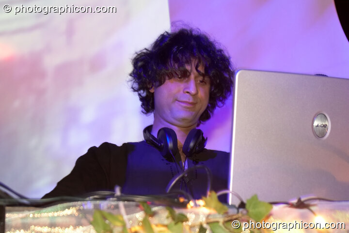 Zia Geelani of Zub-Zub in the Liquid Records / Inside-Us-All space at The Synergy Project. London, United Kingdom. © 2006 Photographicon