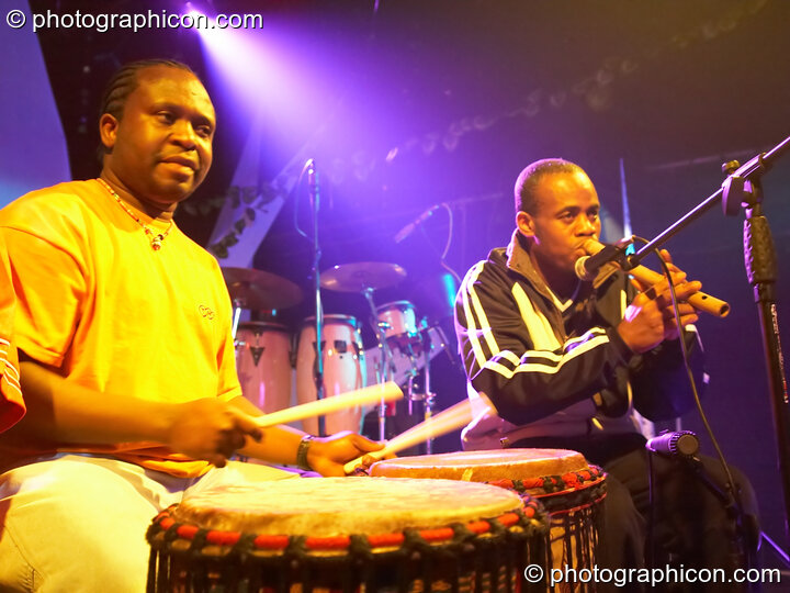 Kakatsitsi accompanying Amie in the IDSpiral space at The Synergy Project. London, United Kingdom. © 2006 Photographicon