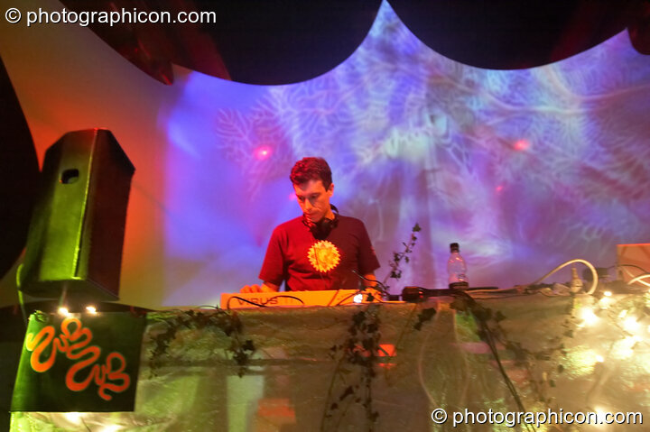 Polaris playing in the Liquid Records space with projections by Inside-Us-All at The Synergy Project. London, United Kingdom. © 2006 Photographicon
