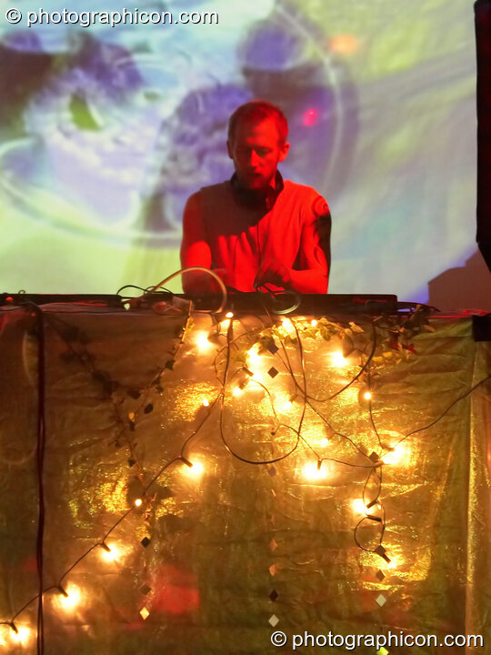 Shapeshifter playing on the decorated stage in the Liquid Records / Inside-Us-All space at The Synergy Project. London, United Kingdom. © 2006 Photographicon