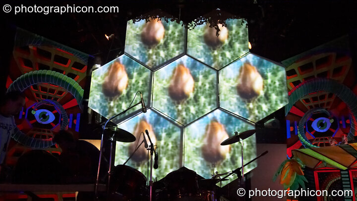 Projections by Inside-Us-All on the Psycle stage at The Synergy Project. London, United Kingdom. © 2006 Photographicon