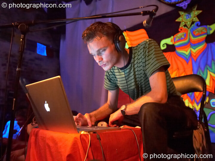 Will Fearless performs with Miho Mizumachi on the Sangita Sounds stage at The Synergy Project. London, United Kingdom. © 2006 Photographicon