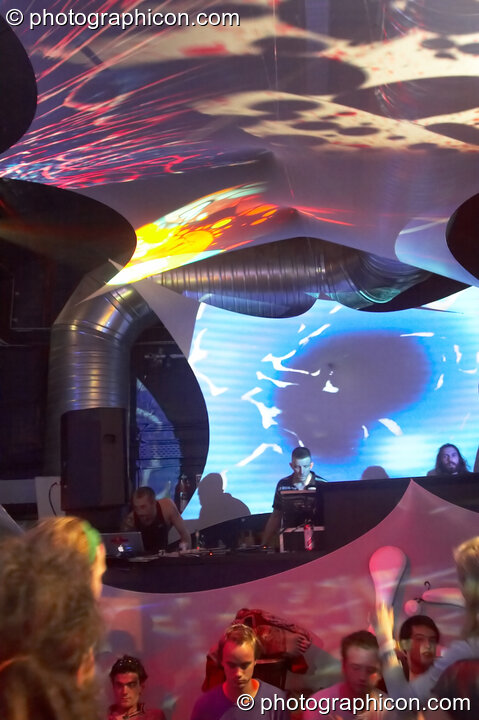 Organismic perform on the Liquid Records stage with decor/projections by Liquid Faeries and Inside-Us-All at The Synergy Project. London, United Kingdom. © 2006 Photographicon