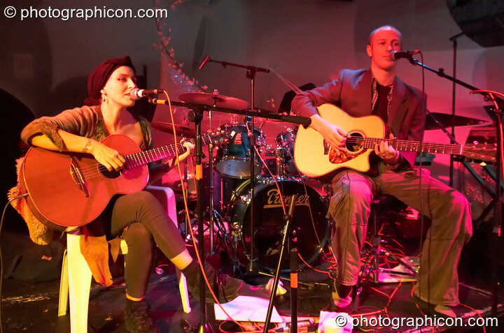 Zoe Young and Tom Dales perform on the IDSpiral stage at The Synergy Project. London, United Kingdom. © 2006 Photographicon