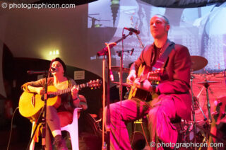 Zoe Young and Tom Dales perform on the IDSpiral stage at The Synergy Project. London, United Kingdom. © 2006 Photographicon