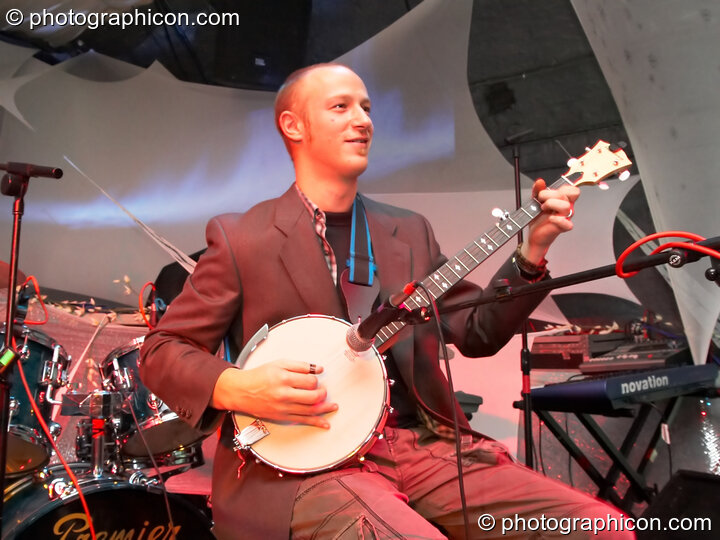 Tom Dales performs with Zoe Young on the IDSpiral stage at The Synergy Project. London, United Kingdom. © 2006 Photographicon