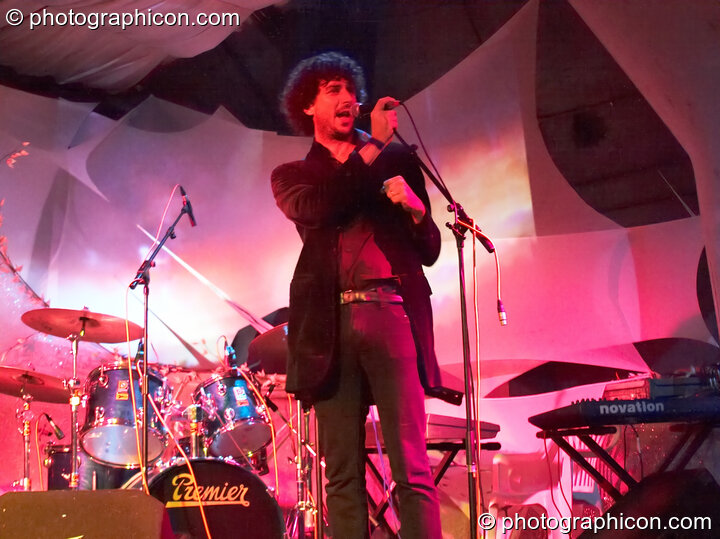 Murray Lachlan Young peforms on the IDSpiral stage at The Synergy Project. London, United Kingdom. © 2006 Photographicon