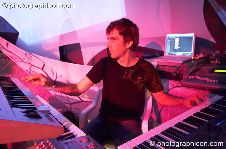 Tratosphere perform on the IDSpiral stage at The Synergy Project. London, United Kingdom. © 2006 Photographicon