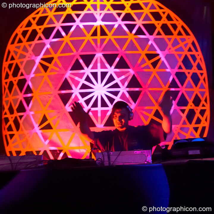 Sean Holland performs on the United Tribes of Dance stage at The Synergy Project. London, United Kingdom. © 2007 Photographicon