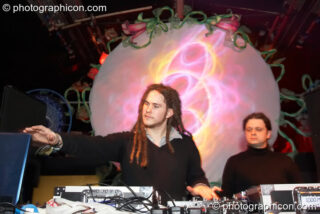 Fromem-Ory perfoms on the Little Green Planet stage with visual projections by Inside-Us-All at The Synergy Project. London, United Kingdom. © 2007 Photographicon