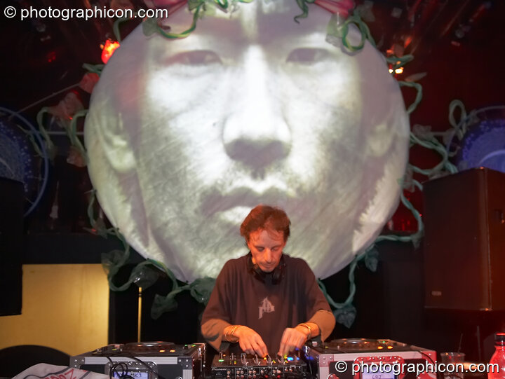 Jeremy DJs on the Little Green Planet stage with visual projections by Inside-Us-All at The Synergy Project. London, United Kingdom. © 2007 Photographicon