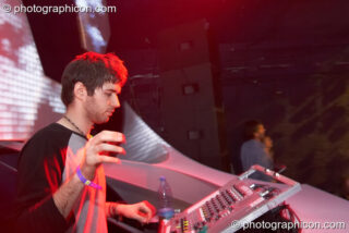 Giani performs on the Glitch-Out stage at The Synergy Project with decor by IDspiral and visual projections by Pixel Addicts. London, United Kingdom. © 2007 Photographicon