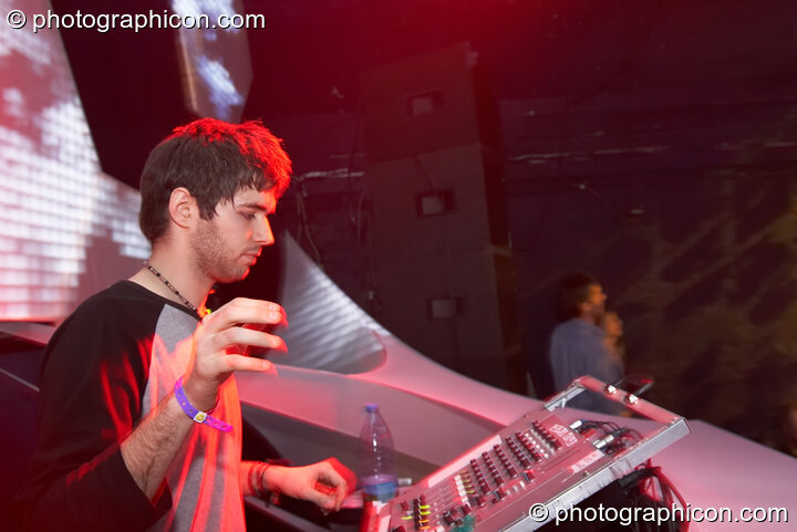 Giani performs on the Glitch-Out stage at The Synergy Project with decor by IDspiral and visual projections by Pixel Addicts. London, United Kingdom. © 2007 Photographicon