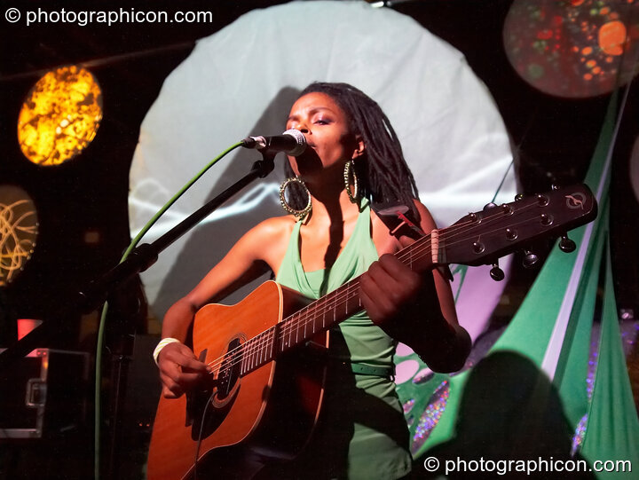 Sparlha Swa performs on the ID Spiral stage at The Synergy Project. London, United Kingdom. © 2007 Photographicon