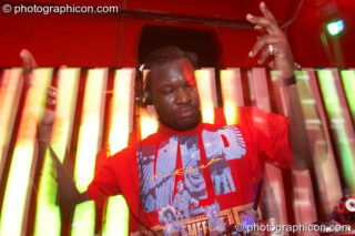 Chef DJ's on the Square Roots stage with visual installations by Inside-Us-All at The Synergy Project. London, United Kingdom. © 2007 Photographicon