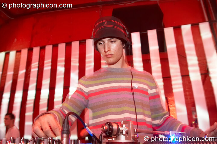 Clue Kid DJ's on the Square Roots stage with visual installations by Inside-Us-All at The Synergy Project. London, United Kingdom. © 2007 Photographicon