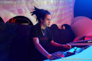 Cameron Leonard-Schroff of Nagual Sound Experiment (Liquid Records) performs on the Oxjam Stage at The Synergy Project. London, United Kingdom. © 2007 Photographicon