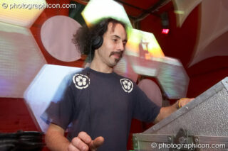Simon Pieman (Archangel^ Breaks / Phar-psyde) DJs to a backdrop visual installation by Pixel Addicts in the Ecoshelter / Archangel Breaks / Nu-School Hippies room at The Synergy Project. London, United Kingdom. © 2007 Photographicon