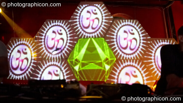 VJing by Magic Lantern on screen installation by Inside-Us-All in the Liquid Records / Furthur Project room at The Synergy Project. London, United Kingdom. © 2008 Photographicon