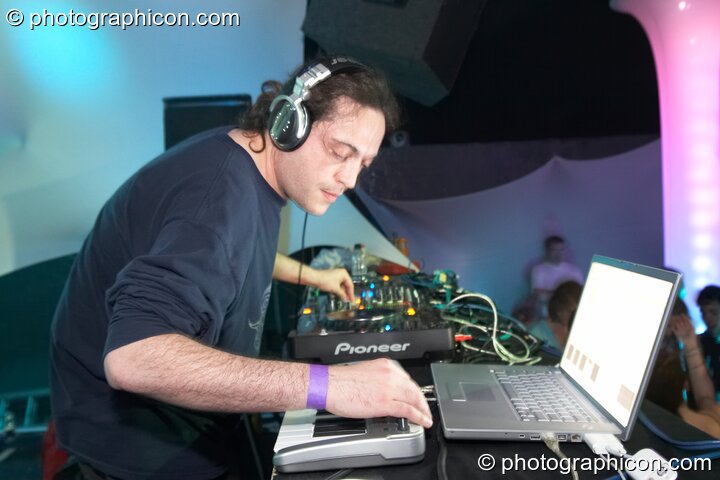 Neuronaut (Addictech, US) performs on the Events4Change / Nu-School Hippies stage at The Synergy Project. London, United Kingdom. © 2008 Photographicon