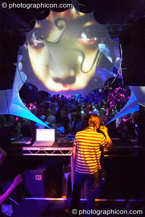 Insane Creation (Dave Walitza - Domo / Blue Tunes) performs on the Furthur Project stage above which is a projection screen by the Extra Dimensional Space Agency at Luminopolis (formerly The Synergy Project). London, United Kingdom. © 2008 Photographicon