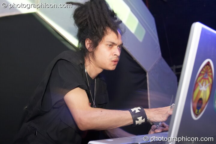 Nagual Sound Experiment (Liquid Records / Blood Tribe Records) perfoms in the Blood Tribe Records room with a backdrop visual installation by Inside Solutions at Luminopolis (formerly The Synergy Project). London, United Kingdom. © 2008 Photographicon