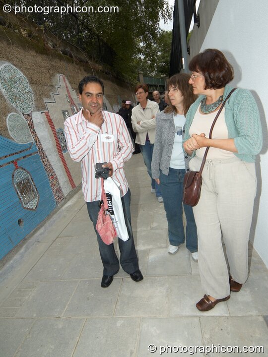 Steve Parry at the opening of Save The World Club's Hundertwasser mosaic. Kingston Upon Thames, United Kingdom. © 2005 Photographicon